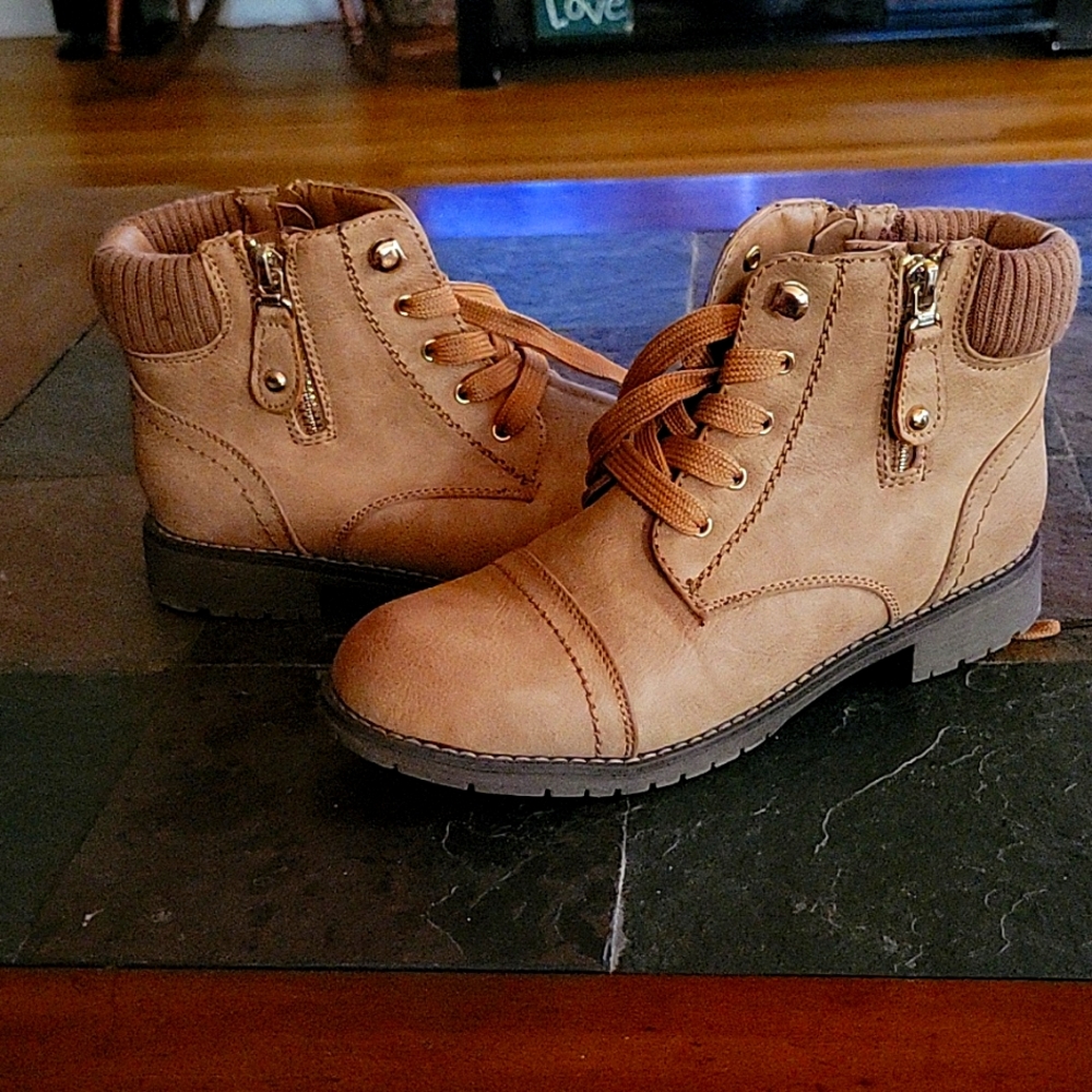 Hiking boot, size 5.5 brown, lace up.